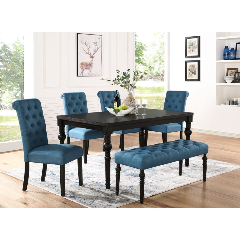 Mobilier de salle à manger Urban Style Table avec 4 chaises et banc. Bois massif, bouton rembourré, pieds noirs. Ensemble de décorations de chambre en bois de style. Table rectangulaire, revêtement, pièce à pieds.