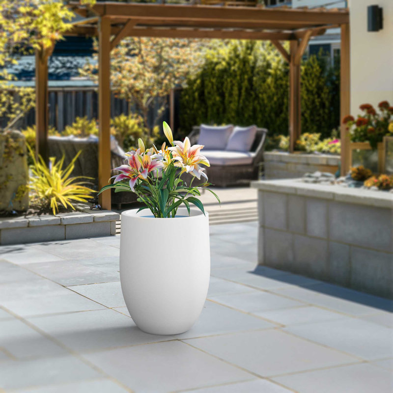 Pot à fleurs en ciment Irmelie, Blanc vif (intérieur amélioré), H 21,65 po x l 16,93 po x P 16,93 po