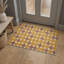 Tapis géométrique jaune / beige / mauve lavable à la machine avec envers antidérapant Abdellah-236159651