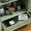 Buffet Farmhouse avec portes en verre à double arche, armoire de rangement verte avec plateau à niveaux et 1 tiroir pour la cuisine, le salon, le bar à café