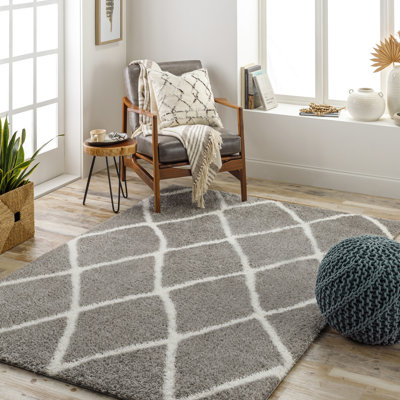 Tapis rectangulaire à poils longs en polyester Bassiru