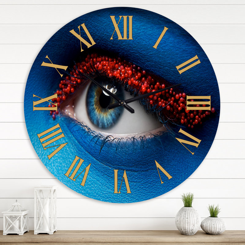 Horloge murale moderne œil féminin avec peinture bleue sur le visage et boules rouges, Moyenne