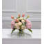 Centre de table de 35,5 cm (14 po) avec hortensias, tulipes et pivoines roses au toucher réaliste, présenté dans un vase en verre.