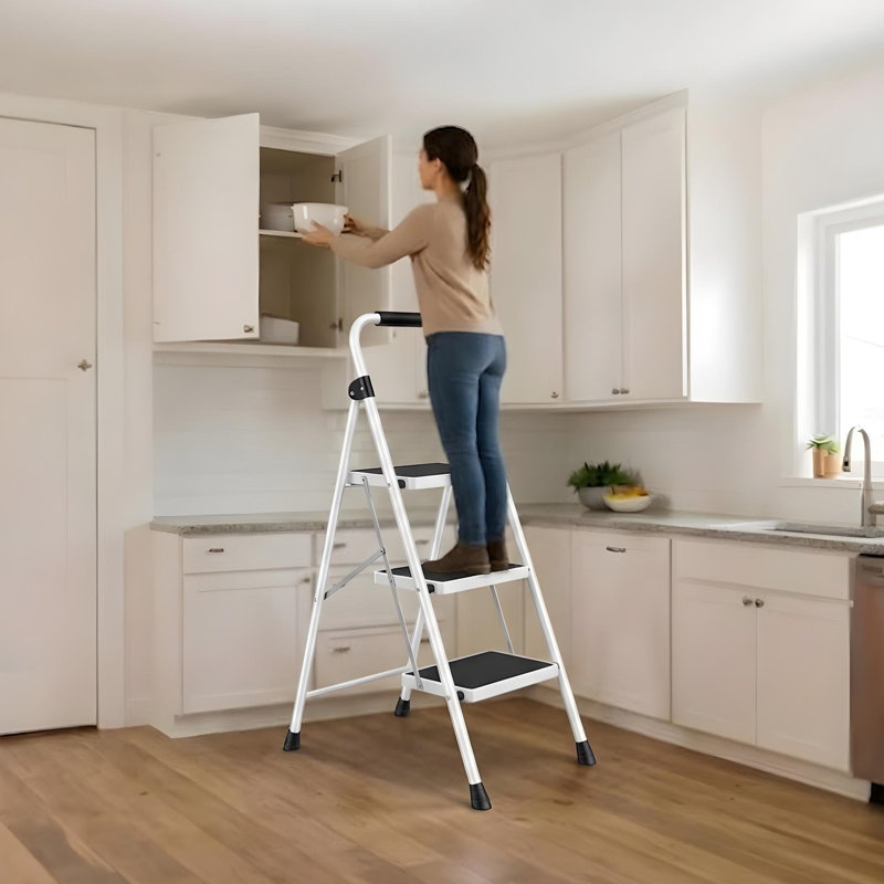 Escabeau 3 marches avec rampe, capacité de 159 kg, certifié ANSI, pliable, avec large pédale antidérapante, en acier léger, portable et pliable pour la cuisine, la salle de bain et les placards, blanc.