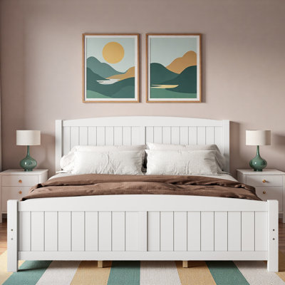 Lit plateforme en bois avec lignes décoratives et lattes de soutien