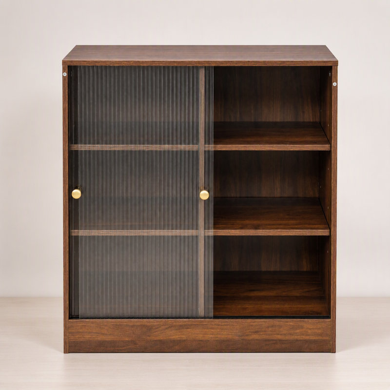 Bibliothèque moderne avec portes vitrées et trois niveaux de rangement ouverts pour le salon