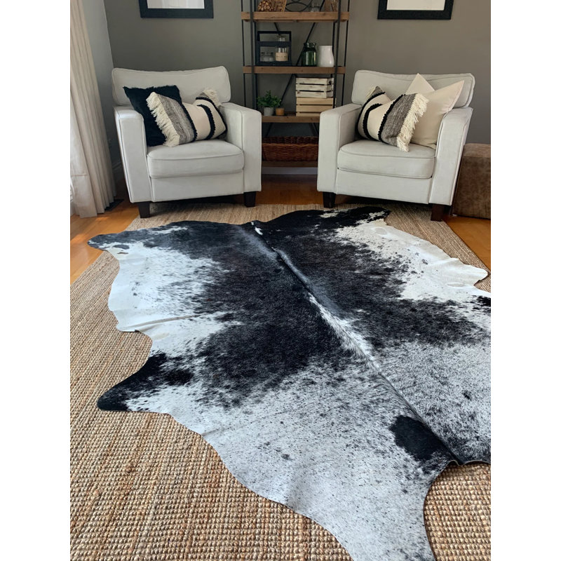 Tapis noir et blanc en cuir de vache tacheté à la main Carbrey, Nouveauté 7 pi x 7 pi