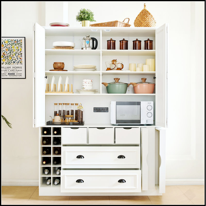 Avec assemblage vidéo Grand garde-manger de style campagne, H 71 po avec 4 portes pliables, prise de courant, tablettes, supports à vin et plateaux de service