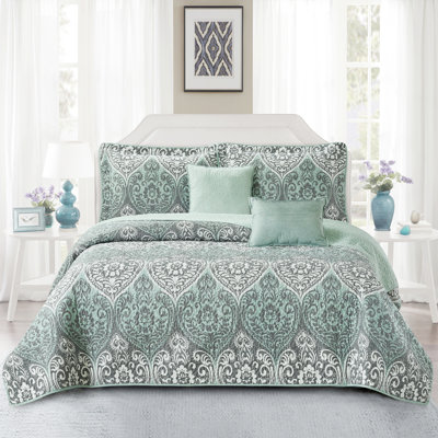 Polyester Quilt with Pillow Shams Included
