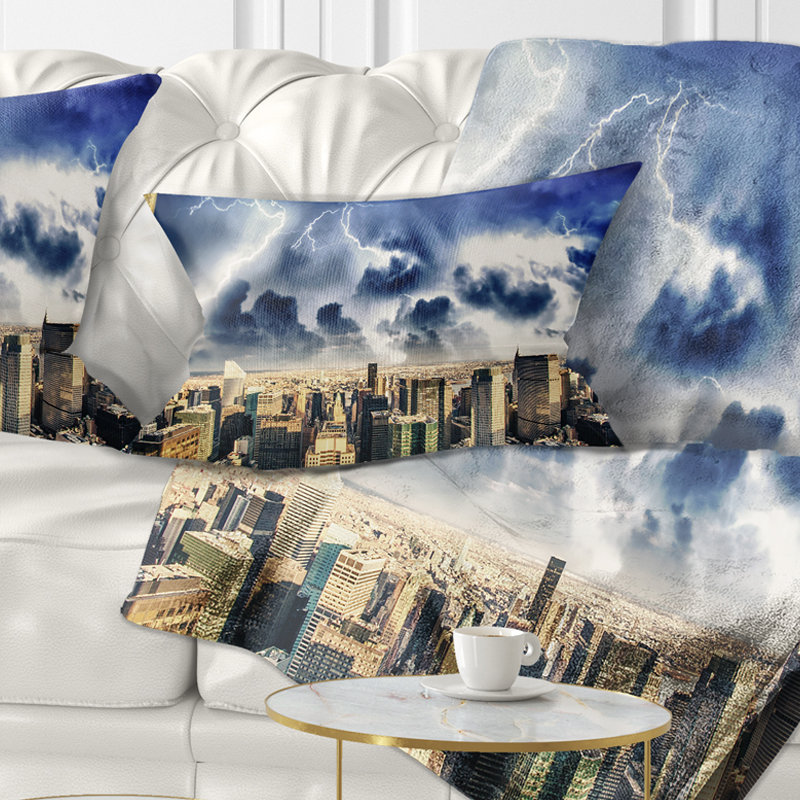 Coussin lombaire skyscrapers cityscape storm au-dessus de manhattan