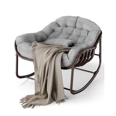 Chaise longue berçante surdimensionnée en osier avec coussin et structure en métal pour patio