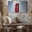 Toile d'une composition saisissante avec une paire de cuissardes rouges lustrées, des bottes à talon aiguille élégamment positionnées vers le haut contre une toile murale-375397847