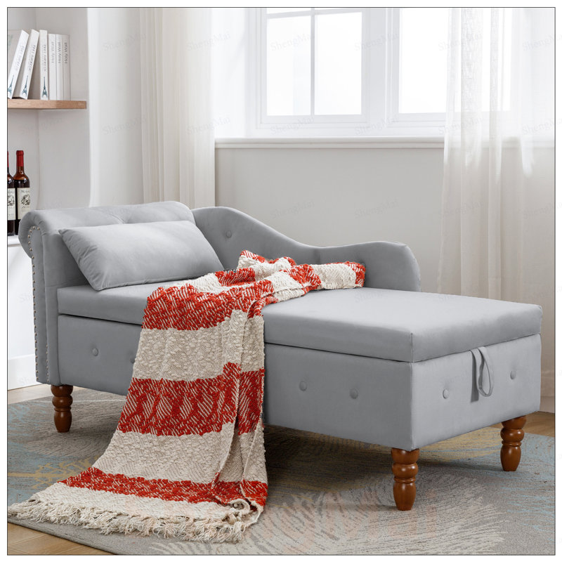 Luxueuse chaise longue en velours avec rangement, accoudoirs roulés et garniture cloutée pour un décor moderne et traditionnel
