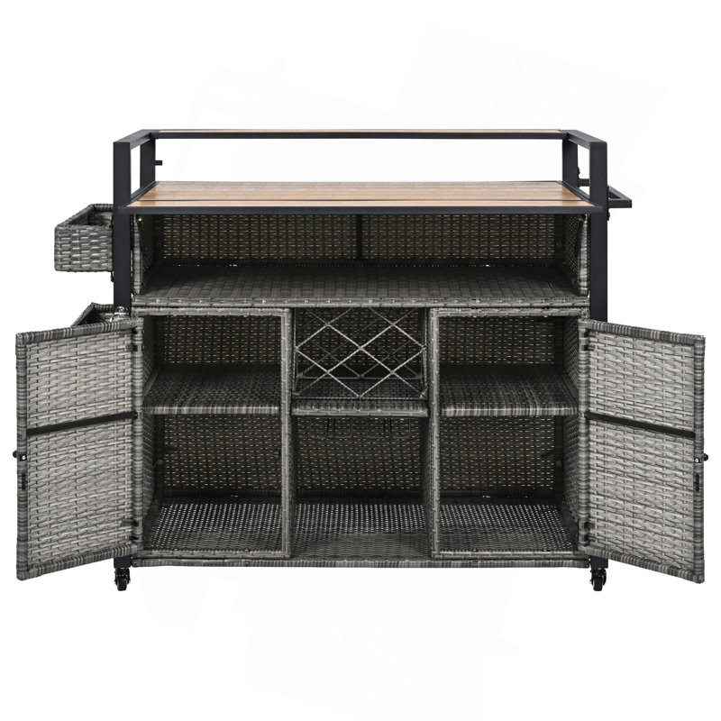 Chariot de barbecue extérieur en osier l 52,8 po avec plateau de table en bois en plastique allongé, îlot de cuisine sur roulettes avec armoire de rangement, pour patio, jardin, piscine, conception à deux poignées