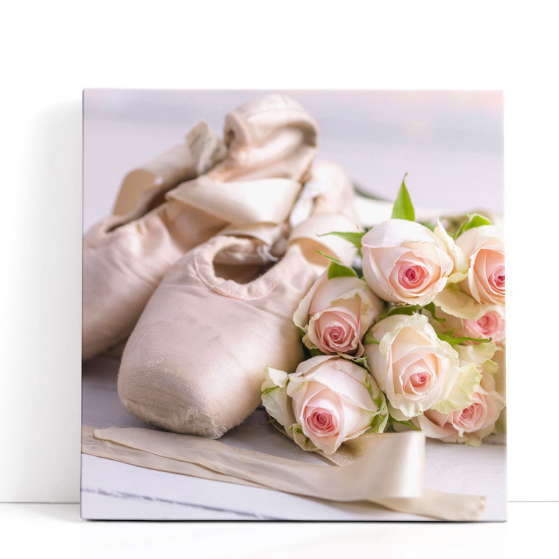 Ballet pantoufles avec bouquet de roses sur le sol - reproduction d'art sur toile, H 20 po x l 20 po