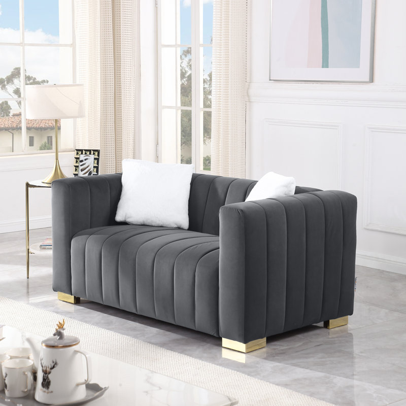 Un canapé-lit moderne sur un Chesterfield traditionnel de couleur grise