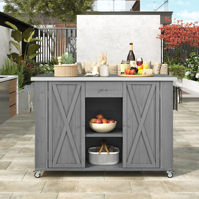 Îlot de cuisine extérieur en bois de sapin avec plateau en acier inoxydable, grand espace de rangement, porte-serviettes et porte-épices et ouvre-bouteille pour l'extérieur