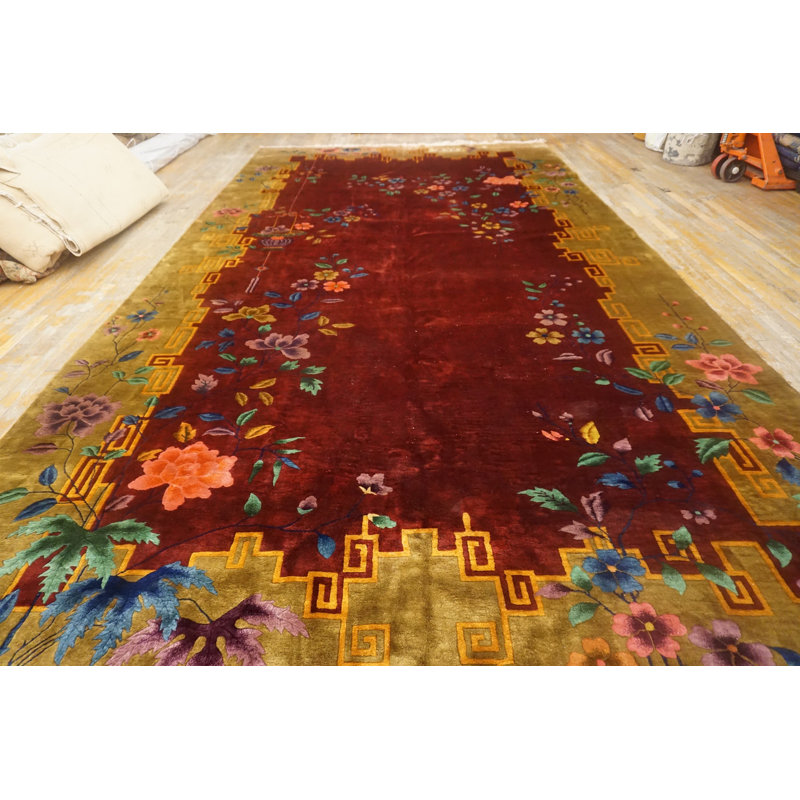 Grand tapis art déco chinois de couleur rouge antique long et étroit