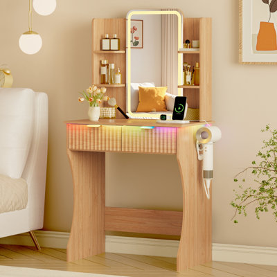 Coiffeuse moderne en chêne de 70 cm de large avec miroir lumineux DEL, 2 tiroirs de rangement, étagères ouvertes et station de recharge intégrée, 3 modes d'éclairage à luminosité réglable, idéale pour la chambre à coucher.