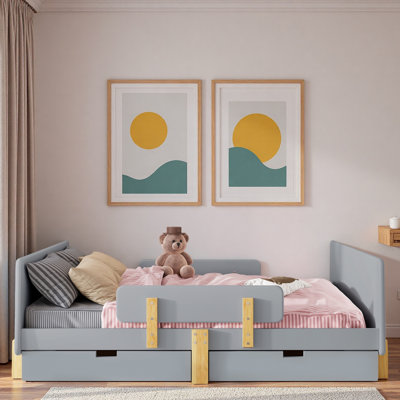 Lit plateforme avec tiroirs de rangement, garde-corps, petite tablette et crochets