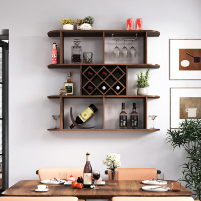 Casier à vin mural rustique à 3 niveaux, multifonctionnel avec porte-verres, idéal pour la décoration de votre bar ou salle à manger. Panneaux de particules couleur noyer, profondeur 123 cm, largeur 22,6 cm, hauteur 103,5 cm, poids 22,3 kg.