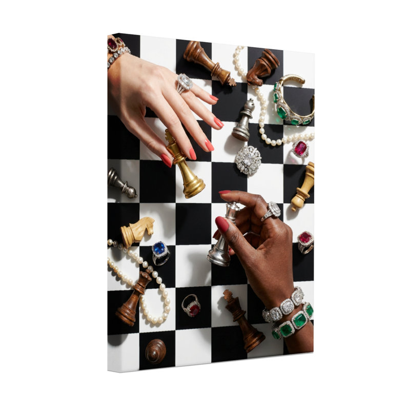 Échiquier abstrait avec bijoux et mains