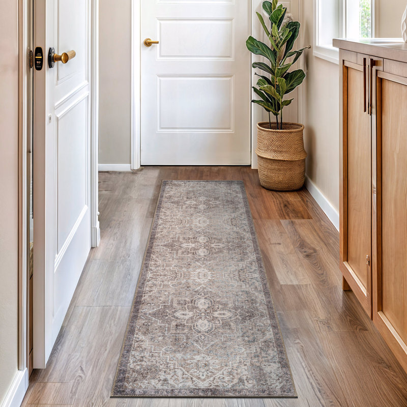 Tapis beige d'inspiration persane Savina avec envers antidérapant lavable, Tapis de couloir 2 pi 6 po x 8 pi