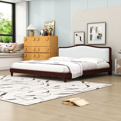 Lit plateforme en bois avec tête de lit rembourrée et pieds de soutien centraux