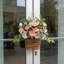 1 panier de suspension en rotin de fleurs en tissu de soie, décoration de mariage en plein air de fleur de printemps, décoration de porte d'entrée couronne de fleurs artificielles