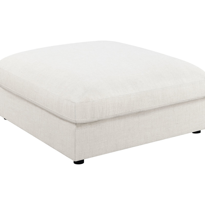 Carré beige rembourré avec un rembourrage doux, idéal pour les maisons contemporaines et classiques dans des tons neutres chauds, s'adaptant à différents décors