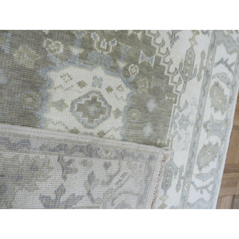 Tapis zone en laine noué la 4 pi x 5 pi 11 po one-of-kind
