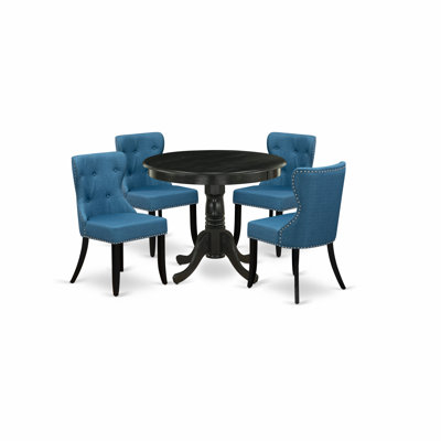 L'ensemble 5 pièces de table et chaises de cuisine comprend une table de salle à manger ronde avec piédestal et 4 chaises de salle à manger Parsons en tissu bleu, 36 x 36 po, noir brossé