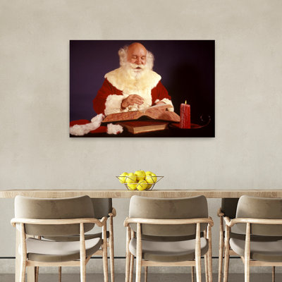1960, père Noël chauve, écrivant ou vérifiant la liste dans un grand livre à la bougie, portrait contemporain