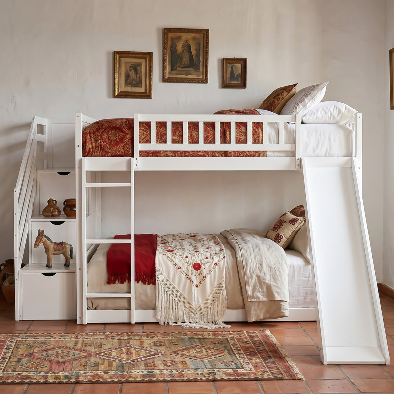 Lits avec rangement, lit superposé double au dessus d'un lit double, maison familiale moderne