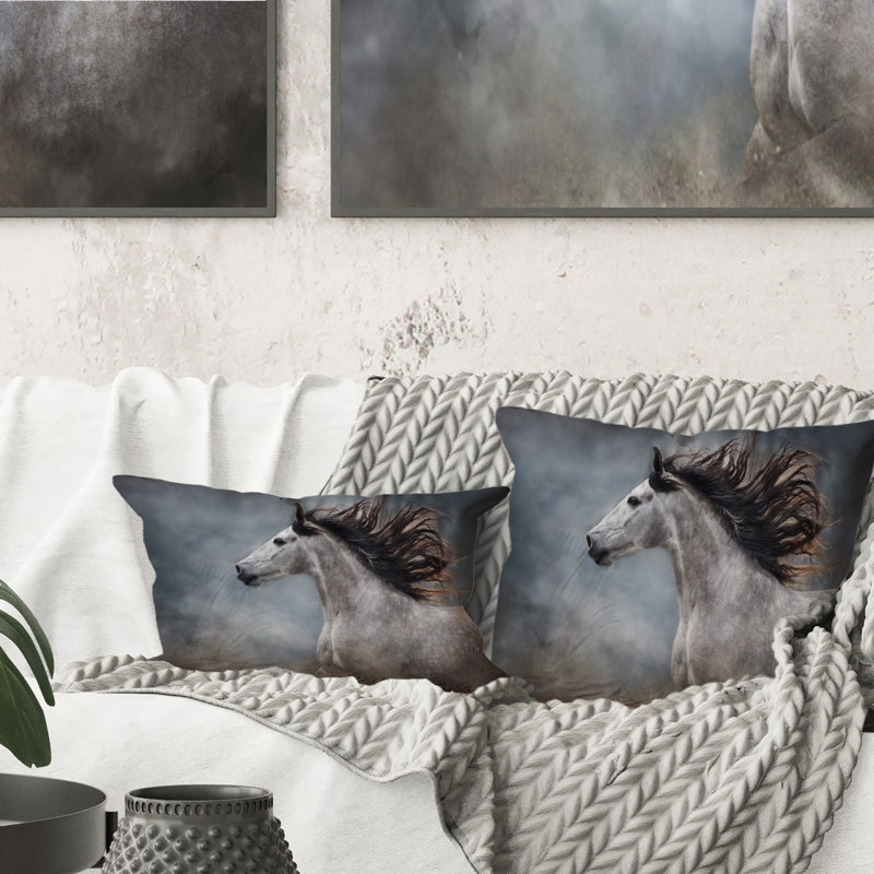 Portrait d'un cheval blanc galopant II - Coussin décoratif à imprimé traditionnel, 16 po x 16 po