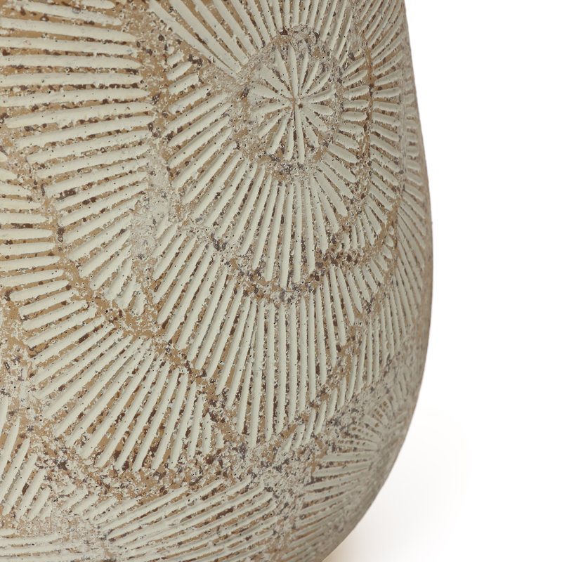 Pot de fleurs en ciment beige vieilli de 38,6 cm de haut, orné d'un motif géométrique en relief en forme de soleil, style rustique moderne avec trou de drainage.