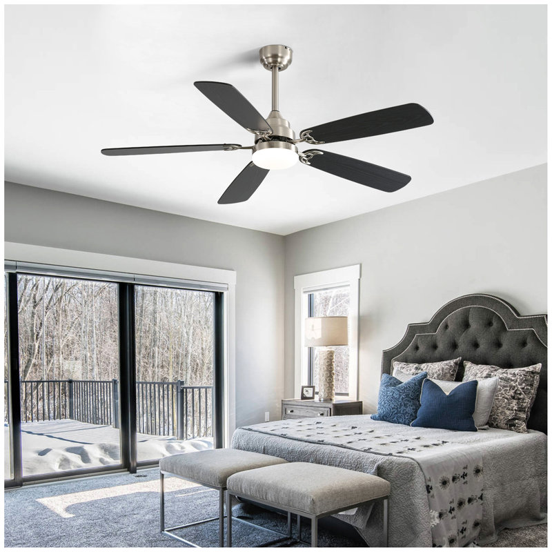 Ventilateur de plafond d'intérieur moderne de 52 pouces avec moteur à courant continu réversible à 5 vitesses et 5 lumières à DEL à intensité variable
