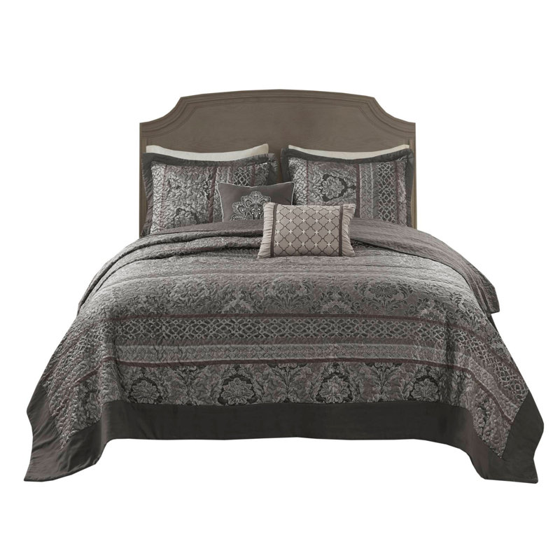Reversible Jacquard Bedding Ensemble with Decorative Pillows