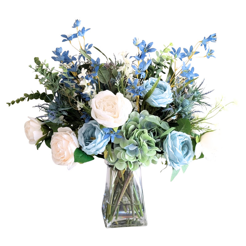 Arrangement mélangé de roses bleues et d'hortensias en soie dans un vase