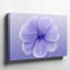 Toile, une délicate fleur de lavande avec des pétales arrondis centrés sur un art mural-443361144