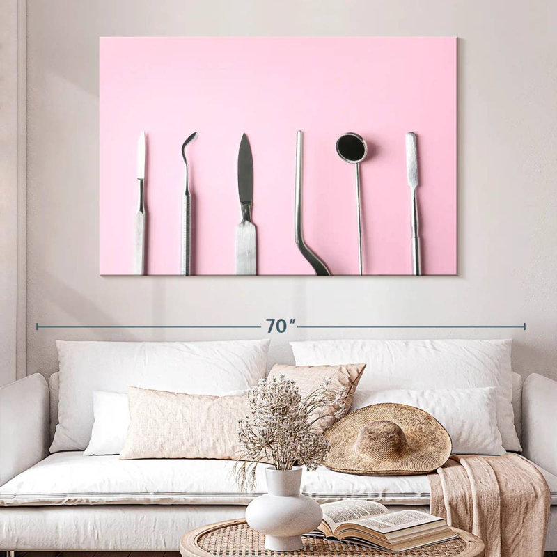 Outils dentaires sur fond rose, H 34 po x l 51 po
