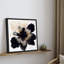 "Bold" noir et beige abstrait floral sur fond blanc - impression sur toile encadrée-480928985-480928984