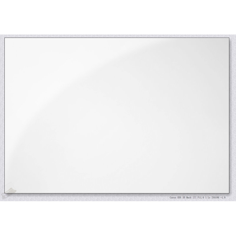 Console étroite en stratifié blanc brillant avec base en métal chromé, parfaite pour les vestibules et les canapés