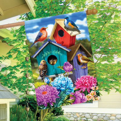 Drapeau coloré de maisons d'oiseaux au printemps