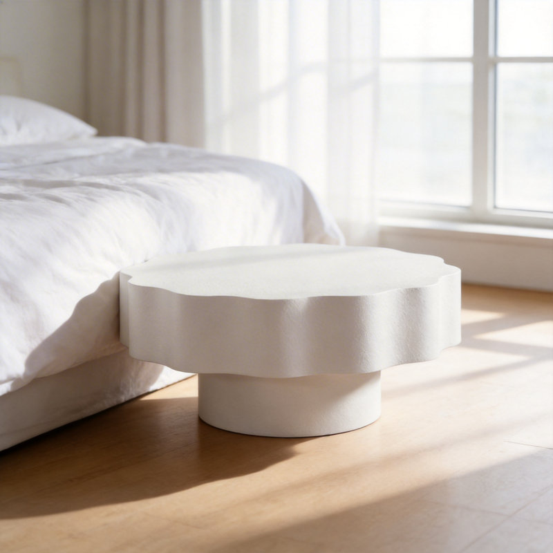Table basse contemporaine à bord ondulé avec design festonné pour les espaces de vie modernes, Blanc, crème