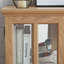 Vitrine classique antique avec tablettes de couleur chêne et éclairage réglable télécommandées