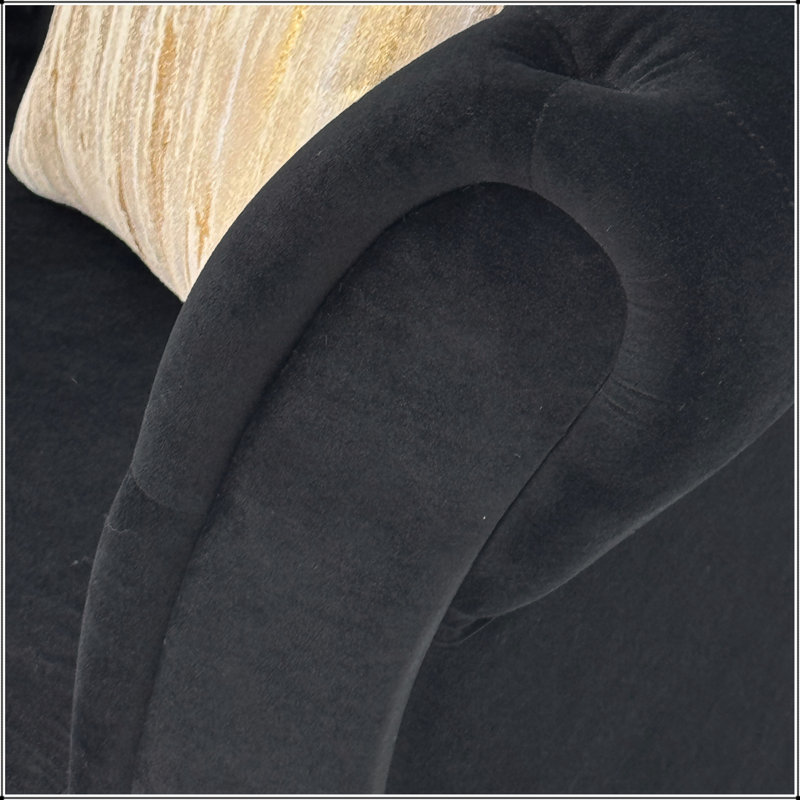 Canapé Chesterfield 3 places en velours capitonné, accoudoirs arrondis, pieds en bois sculpté, 225 cm de large, avec 2 coussins