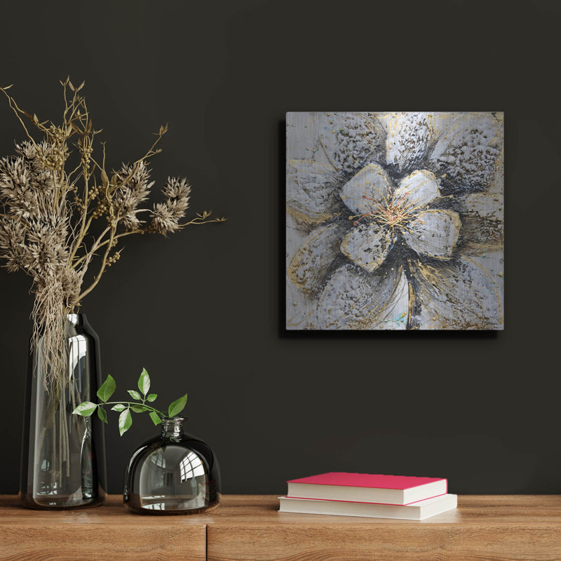 «Explosion Of Petals» par Britt Hallowell, H 12 po x l 12 po