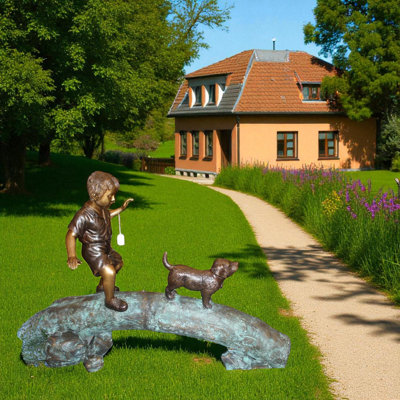 Statue d'enfant en bronze avec un chien qui marche sur une bûche - superbe décor extérieur et jardin, L 57 po x l 18 po x H 41 po