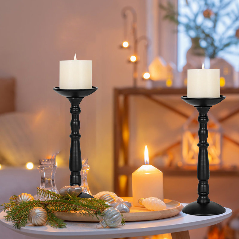 Un chandelier original qui rehausse le style de l'espace et illumine votre dîner aux chandelles pour rendre les Fêtes plus romantiques.